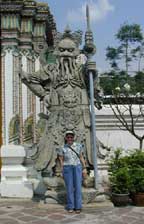Judi by a statue in the Wat Poh complex